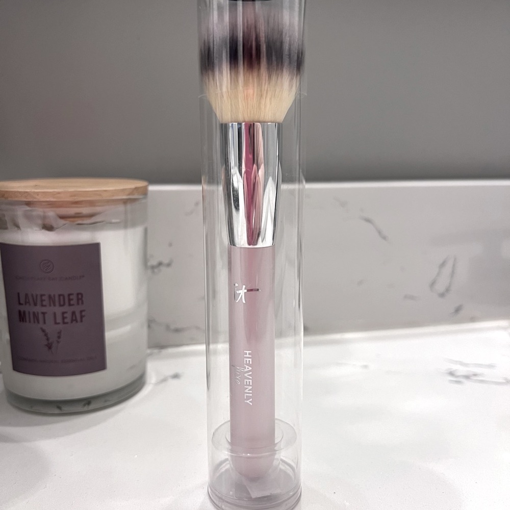 It Cosmetics New Sealed Heavenly Buffing Foundation Brush